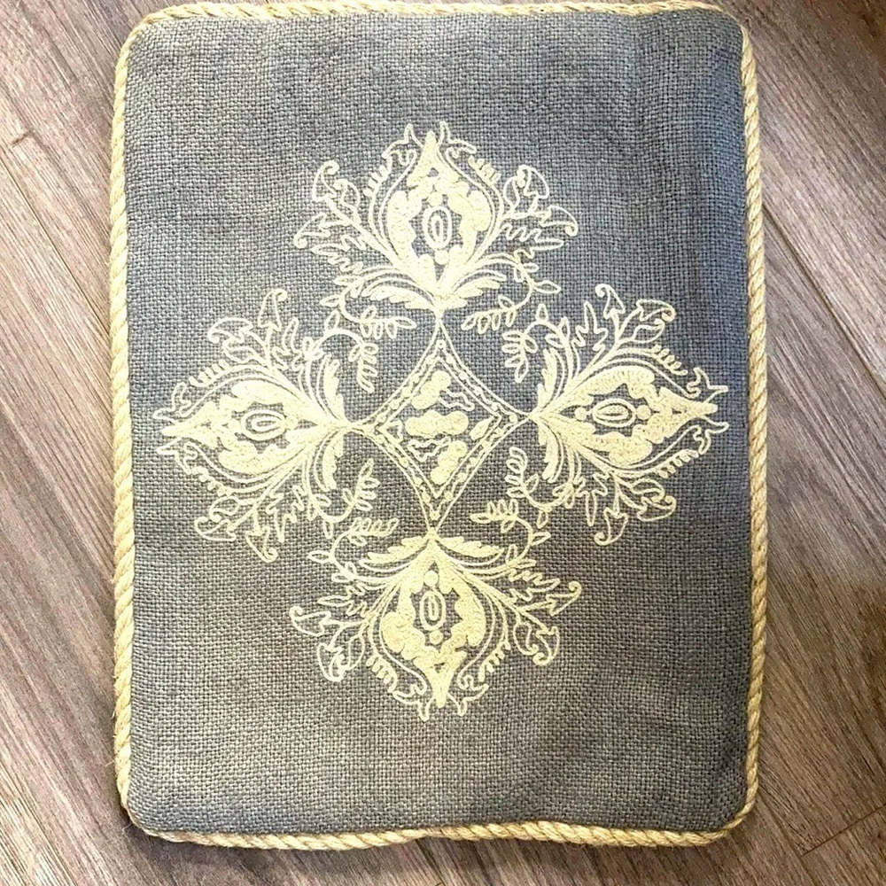 𝅺ARNAUS embroidered gray / beige pillowcase . Made in India .